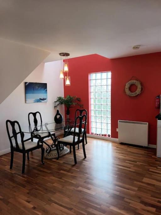 להינץ' Village Centre Apartment מראה חיצוני תמונה